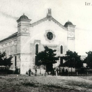 Az 1876-ban épült szilágysomlyói zsinagóga képeslapon (Forrás: MZSL)

